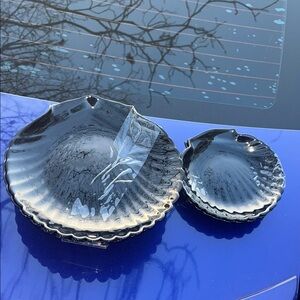 Elegant Black Shell-Shaped Plates